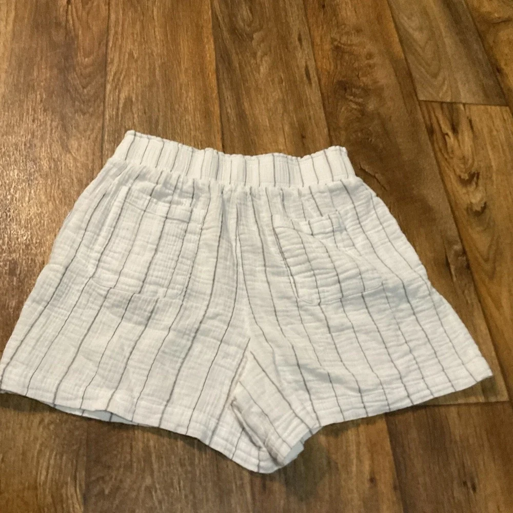Monrow Women's White Pinstripe‎ Gauze Flowy Shorts Size M Elastic Waist Pockets